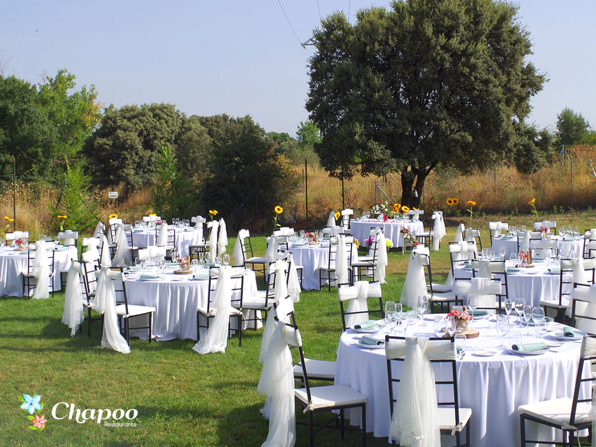Hacienda Chapoo en Majadahonda, zona exterior con mesas